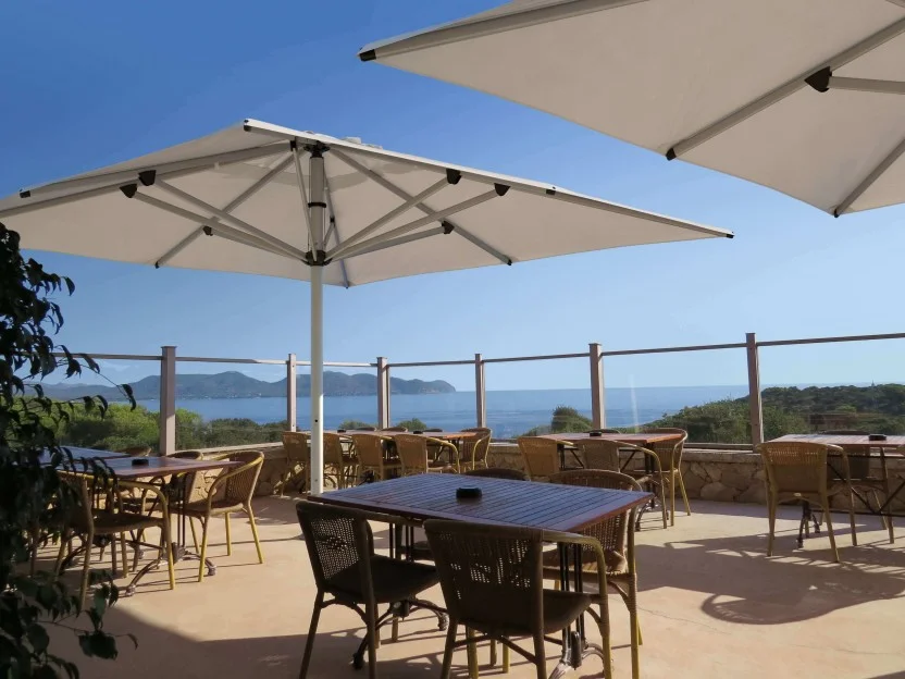 Heavy Duty SU10 umbrella in cafe